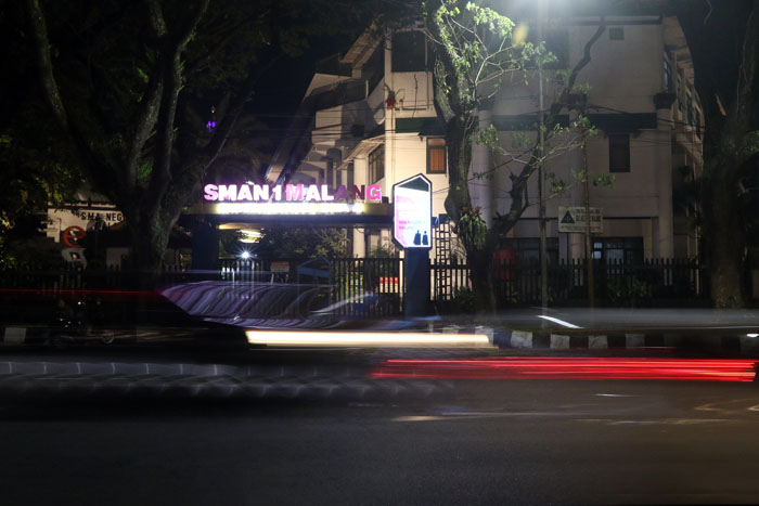 SMAN 1 Malang di kawasan Tugu dalam pemotretan malam hari.