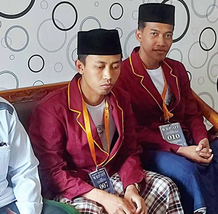 DAPAT HIDAYAH: Syahrul Ramadhani dan Muhammad Sholeh duduk di ruang registrasi Lapas Kelas I Malang (Lowokwaru) kemarin (25/10).