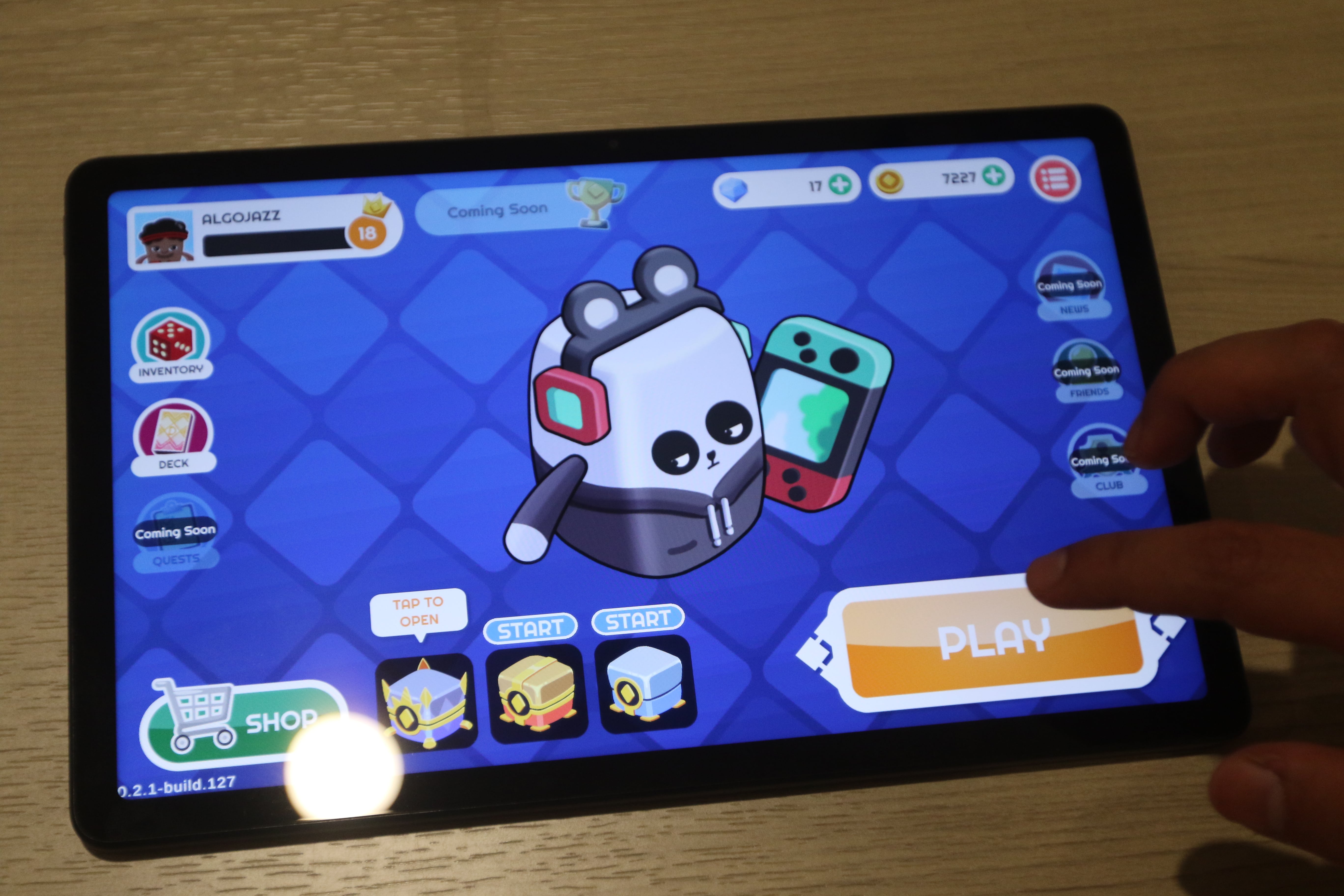 CANGGIH: Salah satu anggota komunitas GDM menunjukkan game hasil karyanya dan cara memainkannya.