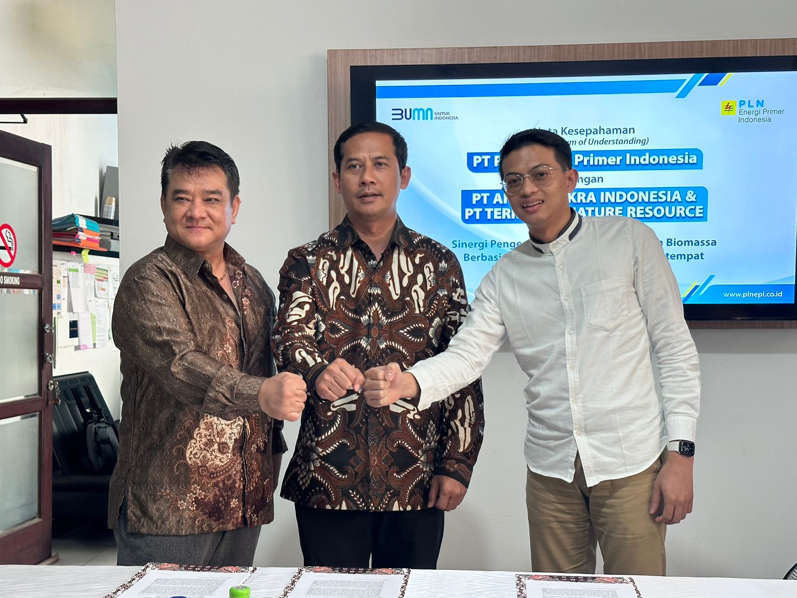 Dari kanan ke kiri; Samsul Huda, Dirut  PT Aharu Cakra Indonesia, Antonius Aris Sudjatmiko, Direktur Biomassa PT PLN Energi Primer Indonesia, dan Direktur PT Terramas Nature Resources, Cho Hyoncho.