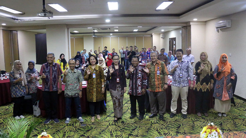 Jajaran Bappeda Kota Malang bersama peserta rakortek berfoto bersama