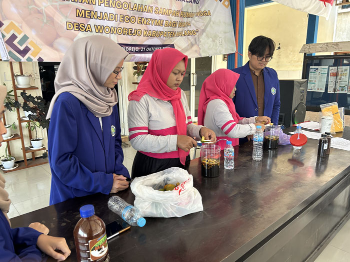 PENGABDIAN: Tim Bioteknologi UM melatih ibu-ibu PKK Desa Wonorejo, Kabupaten Malang mengolah sampah organik menjadi eco enzyme, Sabtu (21/10).