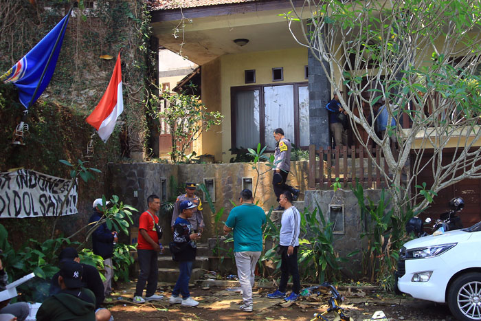 Petugas batal eksekusi rumah milik almarhum Lucky Zaenal kemarin (26/10). Pemohon beri waktu termohon selama dua minggu untuk membeli kembali rumah yang pernah dilelang itu