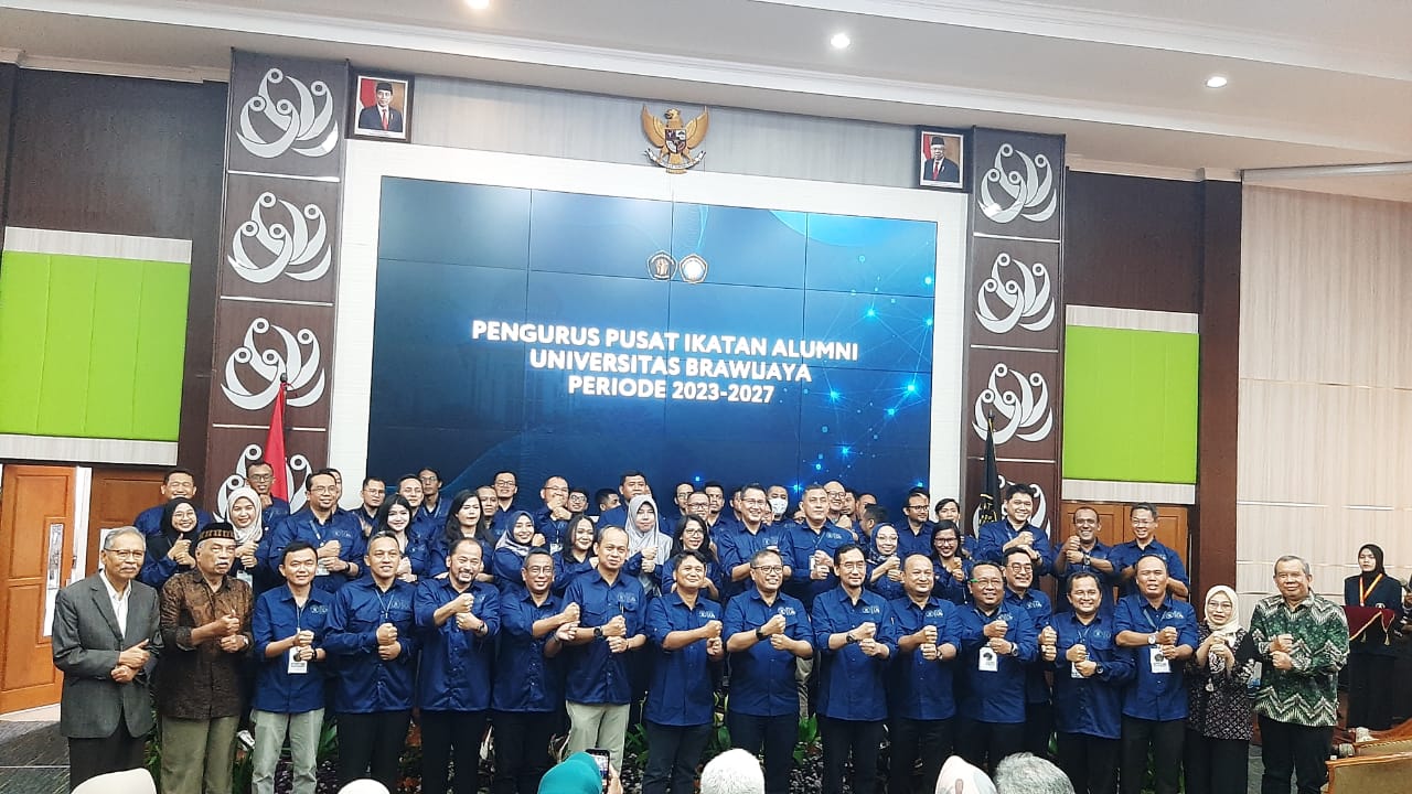 Jajaran pengurus pusat Ikatan Alumni Universitas Brawijaya (IKA-UB) periode 2023-2027 usai pelantikan, kemarin (28/10)