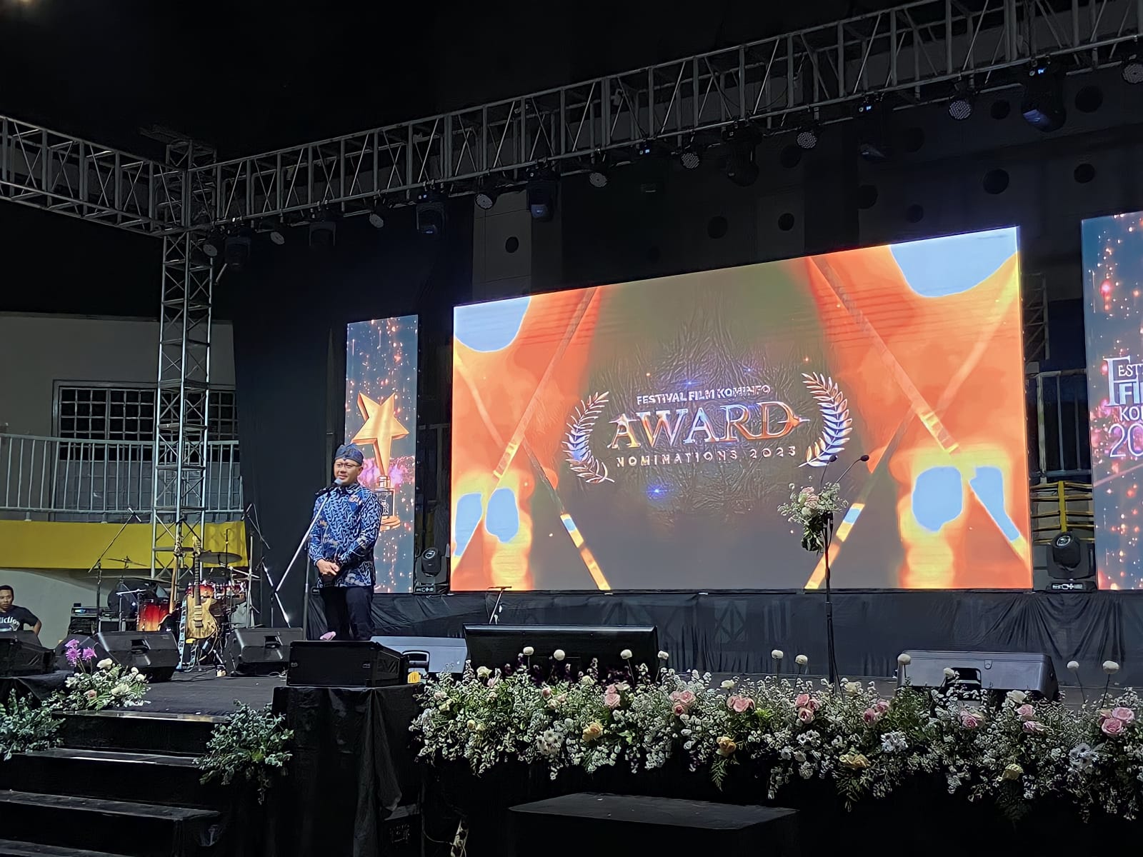 BERI SAMBUTAN: Pj Wali Kota Batu Aries Agung Paewai memberikan sambutan dalam acara Festival Film Kominfo Kota Batu, Sabtu (28/10).