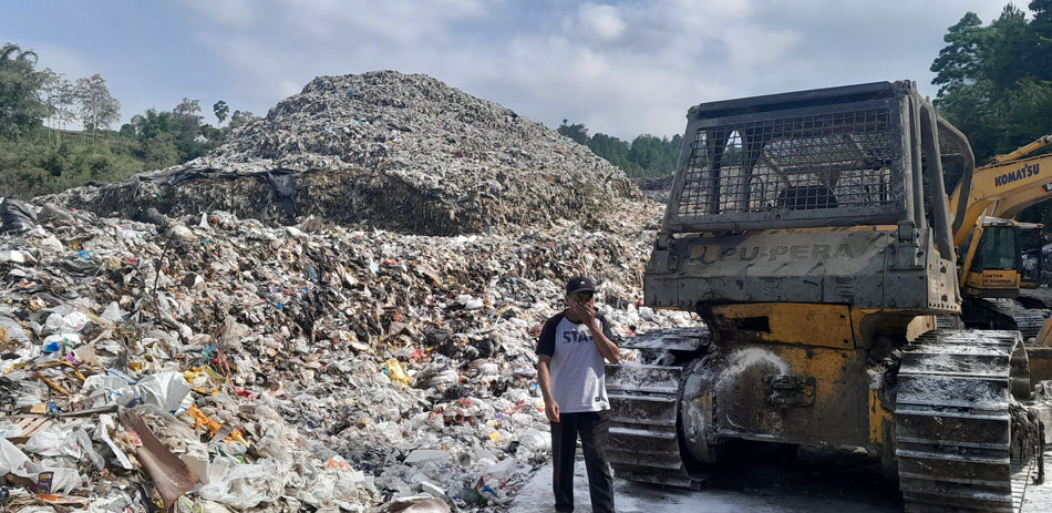 Gunungan sampah di TPA Tlekung Kota Batu