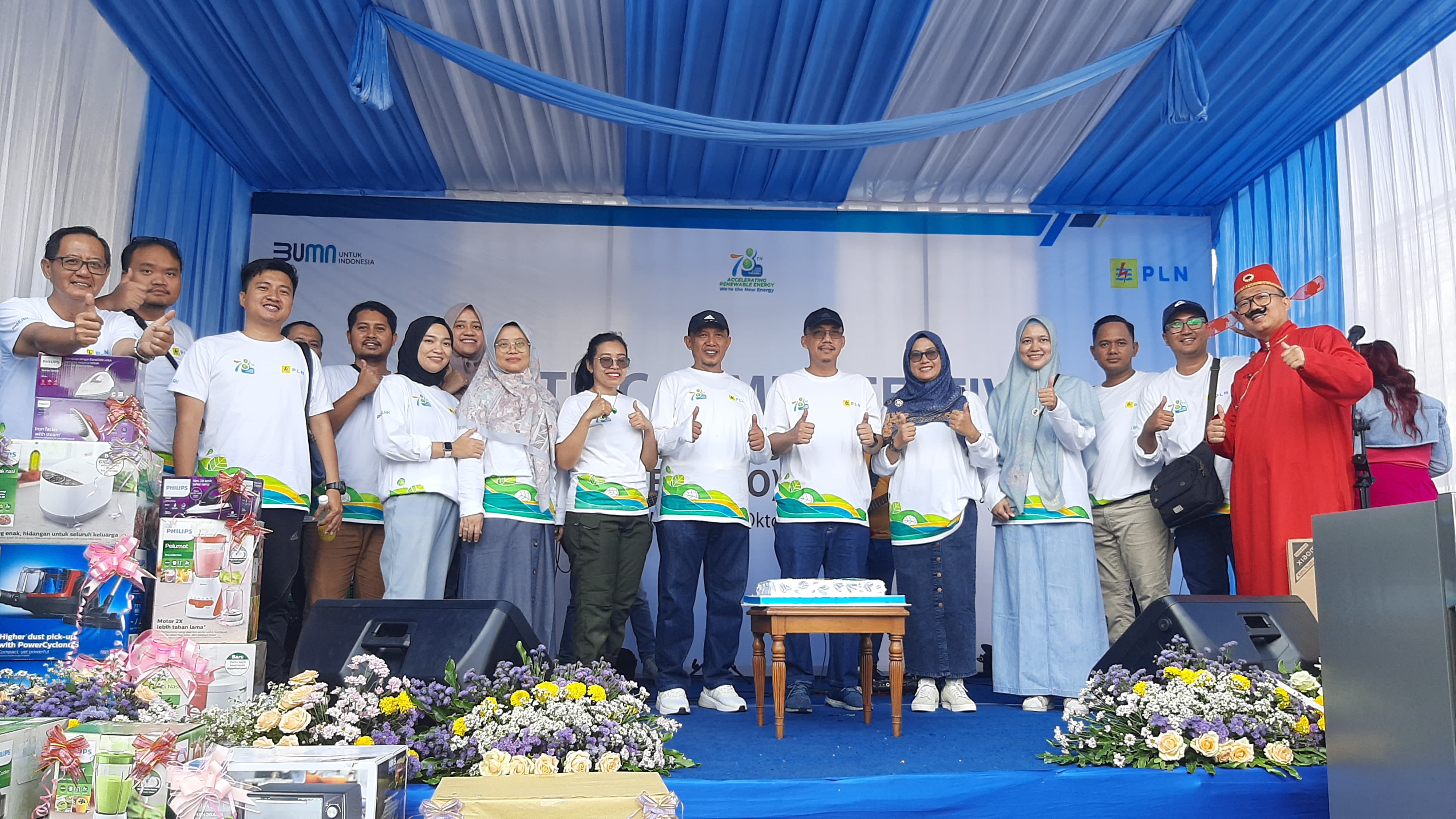 SEMARAK: Manajer PLN UP3 Malang Albert Safari (enam dari kanan) bersama karyawan memperingati Hari Listrik Nasional ke-78 pada Sabtu (28/10).