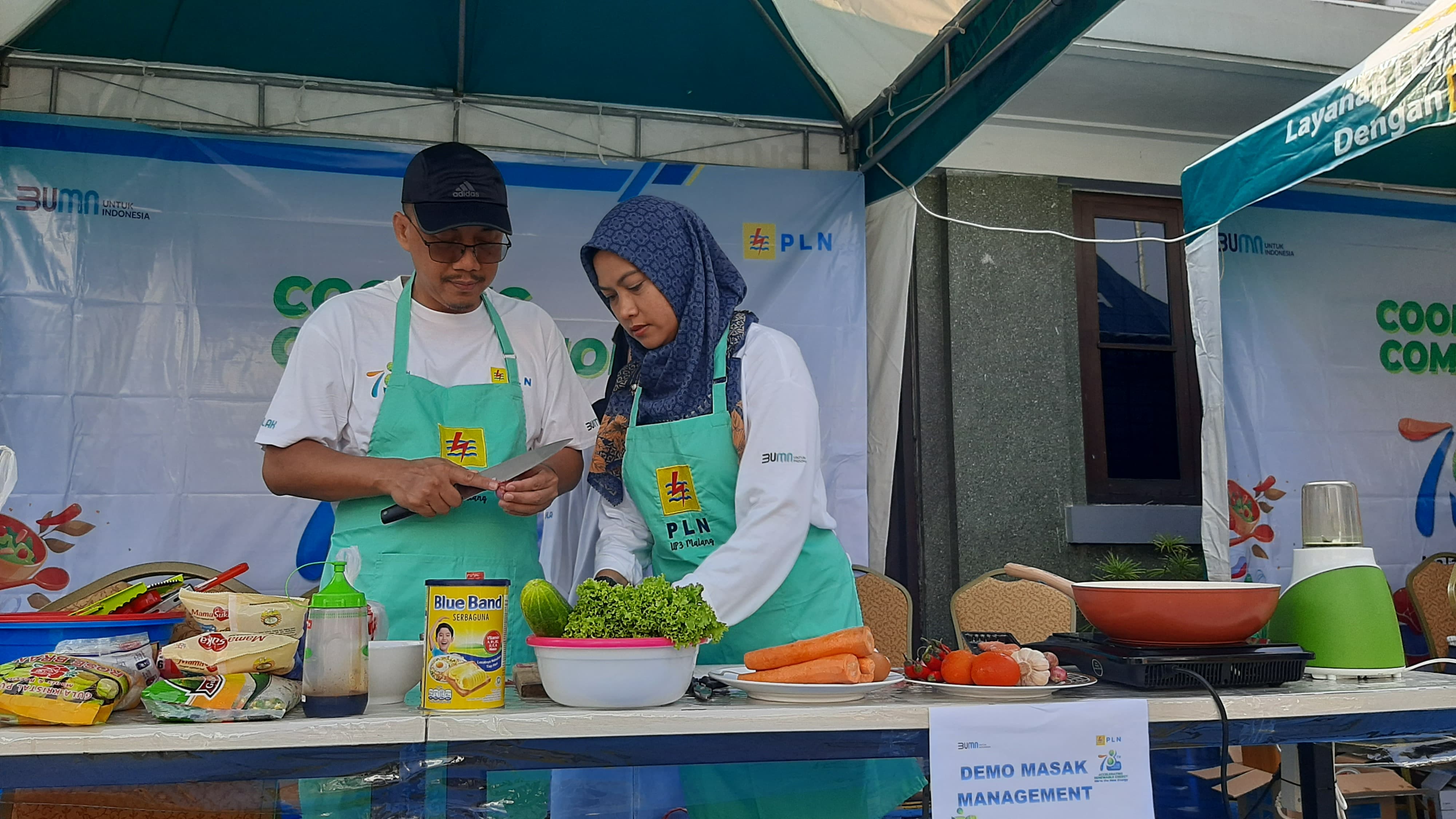 KOMPAK: Manajer PLN UP3 Malang Albert Safari mengikuti lomba memasak menggunakan kompor induksi,&nbsp;Sabtu&nbsp;(28/10).