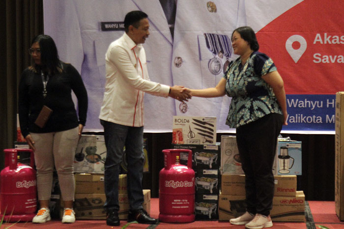 SESUAI KEBUTUHAN: Pj Wali Kota Wahyu Hidayat (tengah) memberikan bantuan kepada para penerima manfaat di Hotel Savana kemarin.