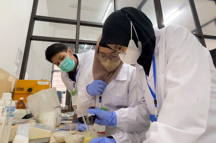 INOVASI: Adinda Shakira Pundi Laras bersama tim melakukan uji pembuatan alat kontrasepsi di laboratorium UMM.