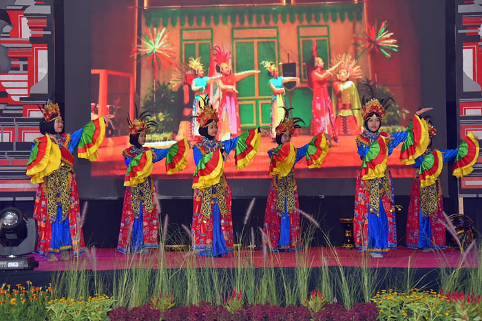 LESTARIKAN BUDAYA: Siswa kelas 9 Khadijah SMPIT Insan Permata menampilkan tari ondel-ondel di gedung MCC pada Minggu (29/10).