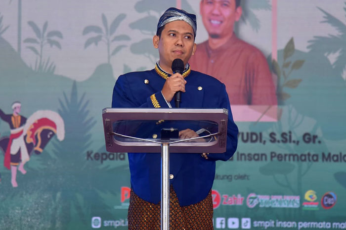 SAMPAIKAN PESAN: Kepala SMPIT Insan Permata Anang Triwahyudi memberikan sambutan pembuka pada pagelaran seni budaya.