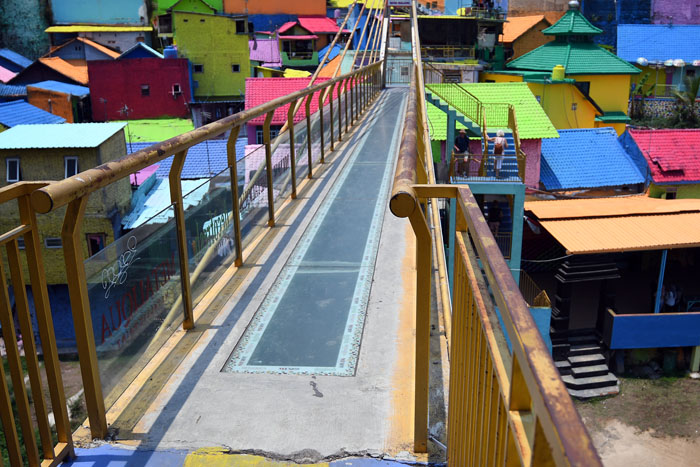 Jembatan kaca di Kampung Warna-Warni Jodipan (KWJ) masih ditutup untuk pengunjung. Itu setelah ditemukan retakan pada bagian lantainya.