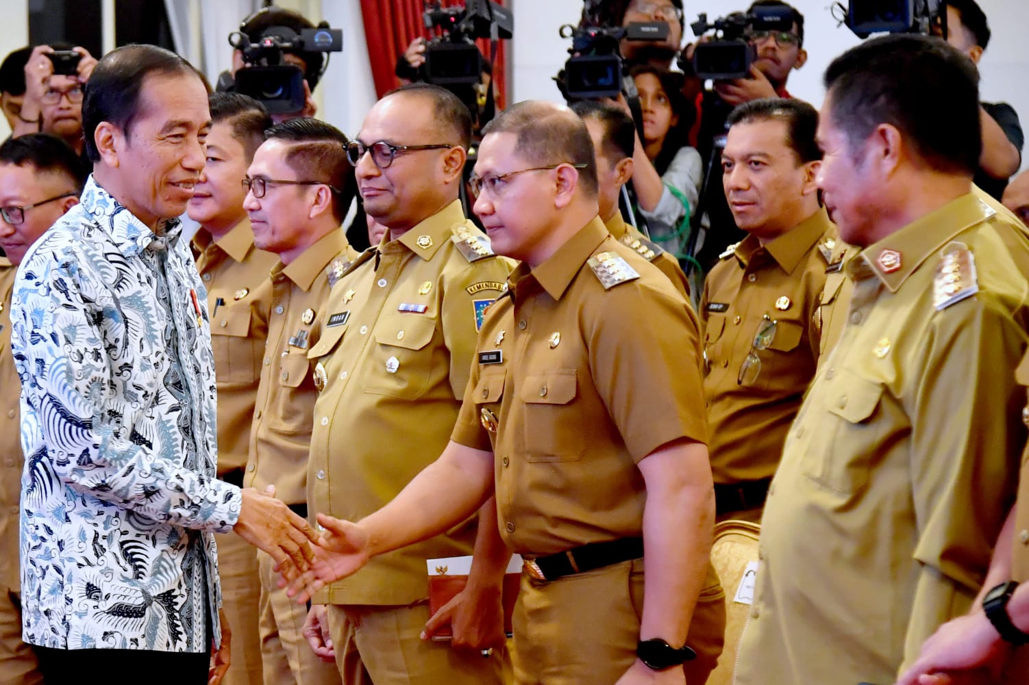 BERTEMU PRESIDEN: Pj Wali Kota Batu berjabat tangan dengan Presiden Joko Widodo dalam acara rapat koordinasi di Jakarta Senin (30/10).