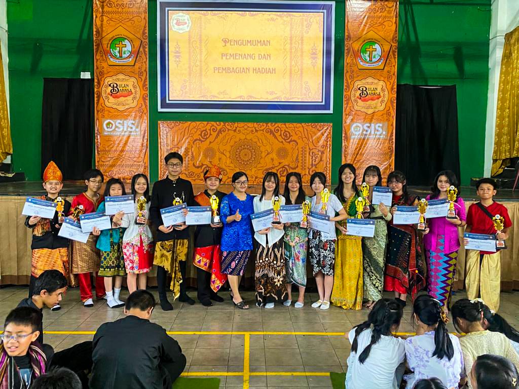 JAGA PERSATUAN: Para siswa SMPK Kosayu 1 dan SDK Santo Yusup 2 memakai bajut adat daerah untuk merayakan bulan bahasa pada Selasa (31/10).