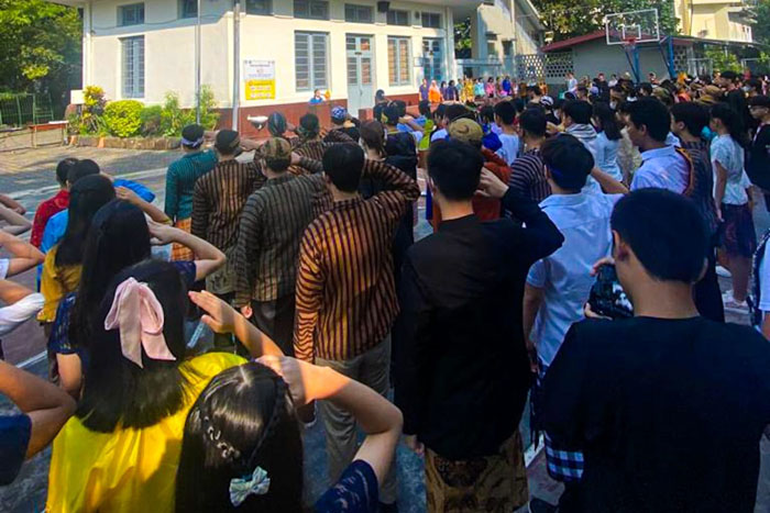 Suasana upacara dalam rangka bulan bahasa di SMPK Kosayu 1