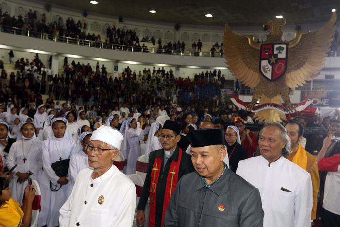 TOLERANSI BERAGAMA: Ribuan peserta dari berbagai agama menggelar peringatan Sumpah Pemuda ke-95 di Dome UMM, Selasa malam (31/10)