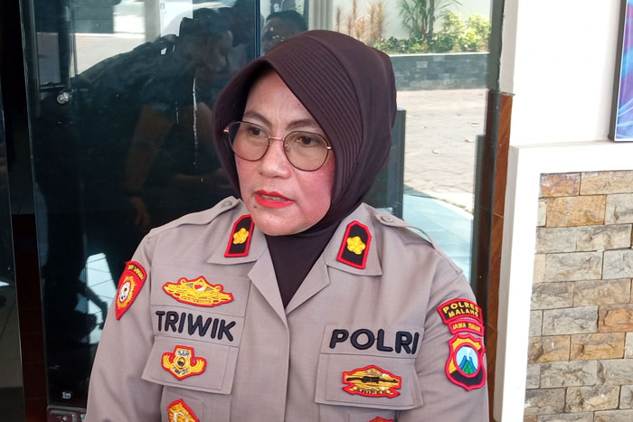 Kapolsek Dau Kompol Triwik Winarni memberi keterangan awal soal laporan adanya penyayatan pipi bocah asal Tegalweru Dau.