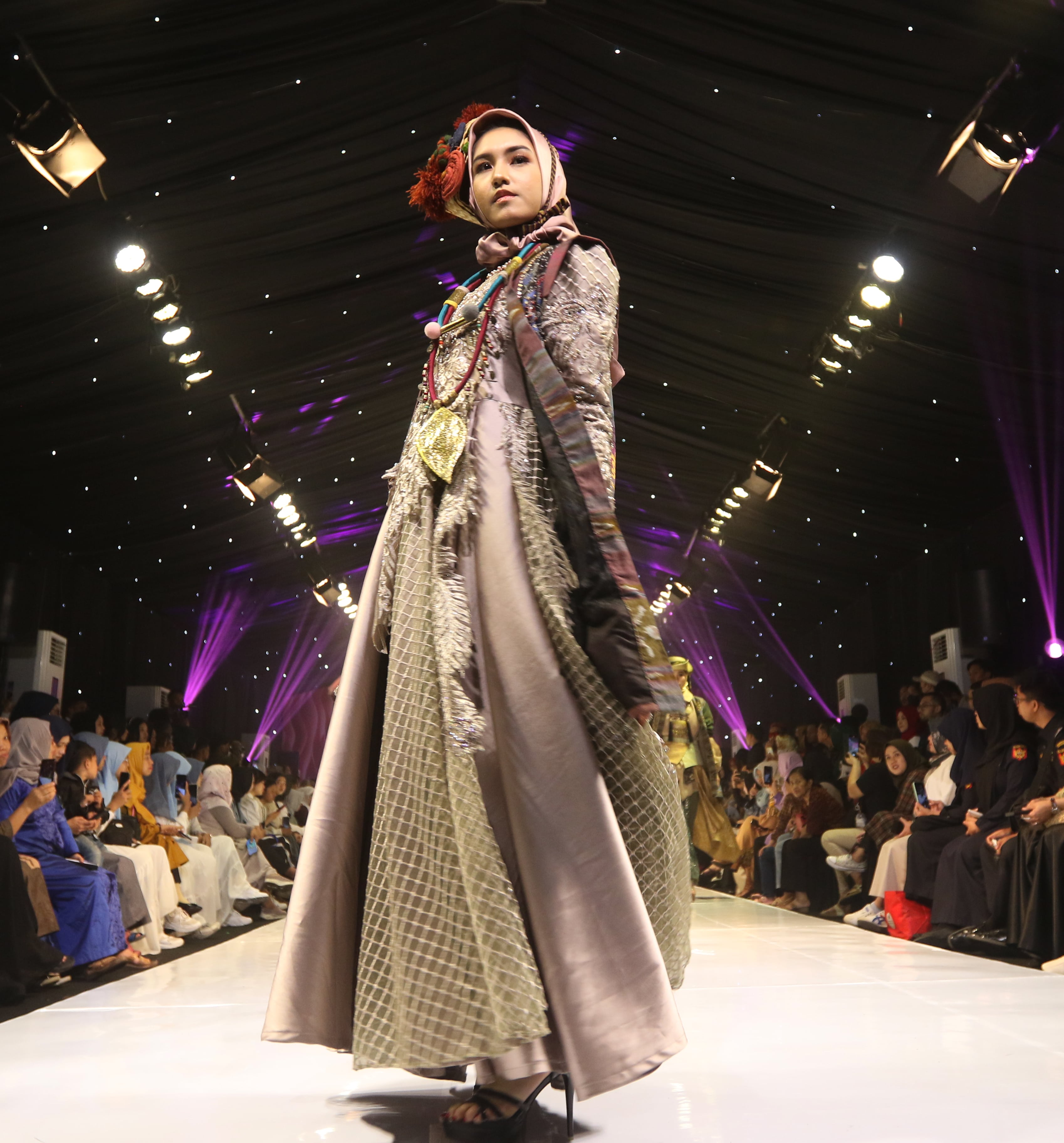 TERINSPIRASI DARI HARMONI: Busana hasil rancangan Trya Febianie menonjolkan kekayaan wastra Indonesia. Motifnya memadukan batik, tenun, dan lurik