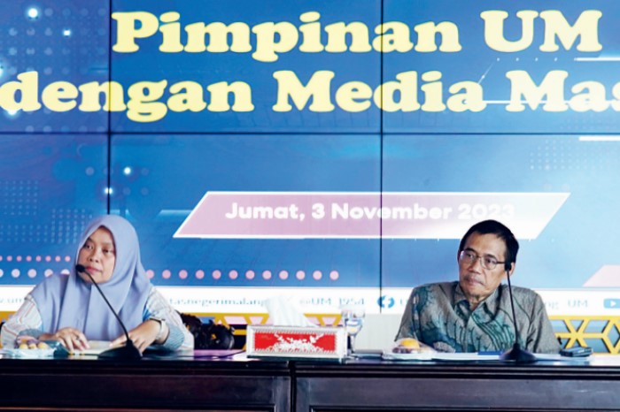JARING MASUKAN: Rektor UM Prof Dr Hariyono MPd memimpin acara sharing and hearing dengan pimpinan media di gedung rektorat kemarin.