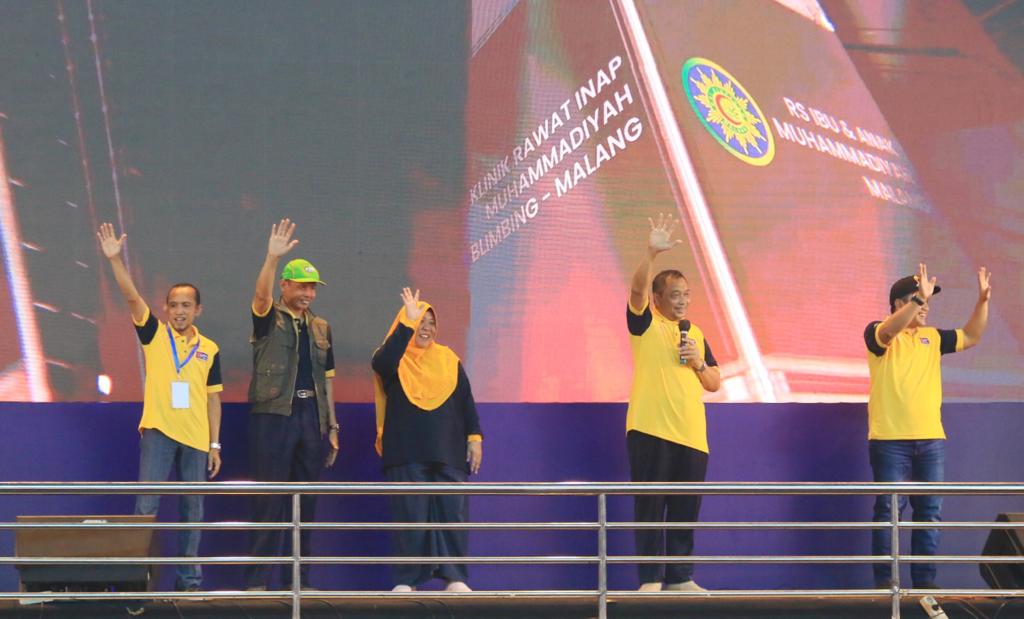 OPENING: (Dari kiri) Ketua IKKM Jatim M Taufiq Aini, Ketua Pimpinan Daerah Muhammadiyah (PDM) Kota Malang Dr Abdul Haris, Direktur RSI Aisyiyah dr Rini Krisnawati di acara pembukaan PORRSMA X 2023.