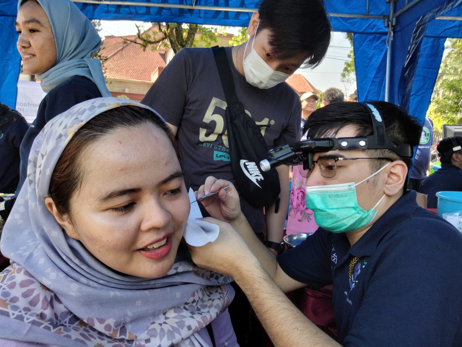 Salah satu pengunjung CFD Ijen menjalani pemeriksaan dan pembersihan telinga oleh dokter spesialis THT kemarin pagi.