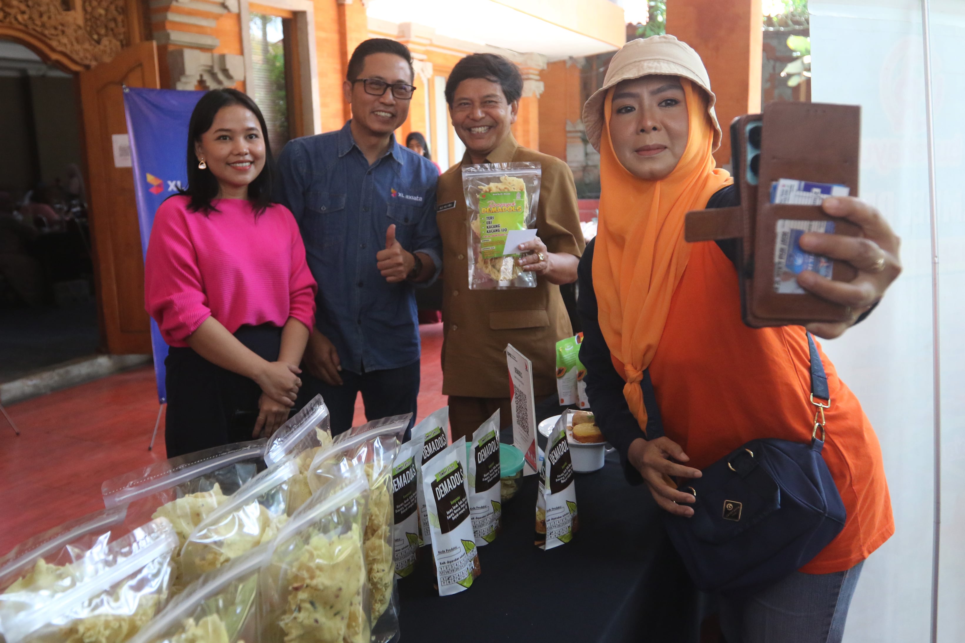 GENJOT KUALITAS: Staf Ahli Wali Kota Malang Alie Mulyanto (tiga dari kiri) bersama para pelaku UMKM kemarin (6/11)
