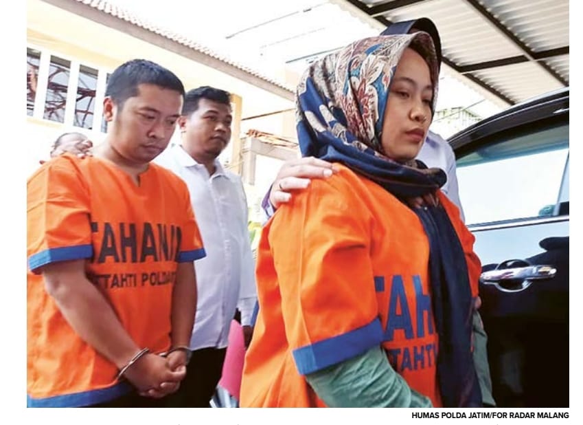 TERBONGKAR: Dua di antara lima tersangka sudah mengenakan baju tahanan dan menjalani penahanan di Polda Jatim kemarin.