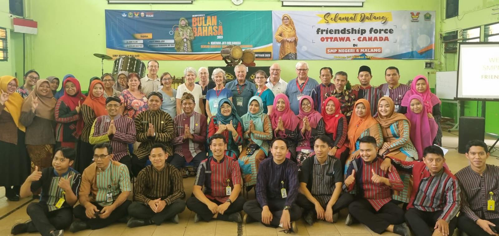 PUSAT UNGGULAN : Tamu undangan Friendship Force dari Ottawa Canada berfoto bersama dengan Kepala Sekolah Dr Pancayani Dinihari MPd dan guru SMPN 4 Malang, beberapa&nbsp;waktu&nbsp;lalu.