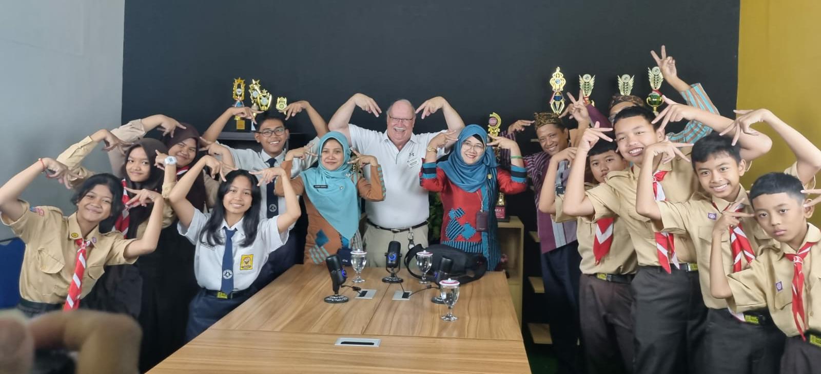 BERANI TAMPIL : Tim PPST SMPN 4 Malang saat podcast bersama tamu undangan Friendship Force dari&nbsp;Ottawa&nbsp;Canada.