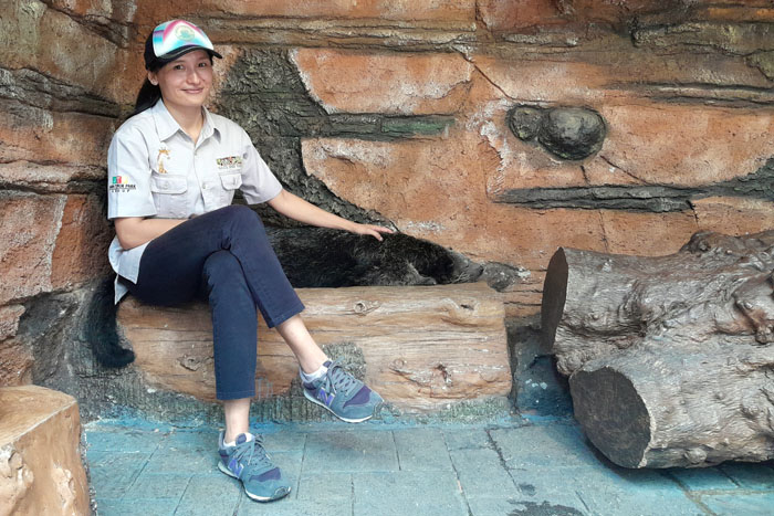 Animal Keeper Jatim Park 2 Aan Andriani seusai merawat primata noktural di area Jatim Park 2 kemarin (7/11).