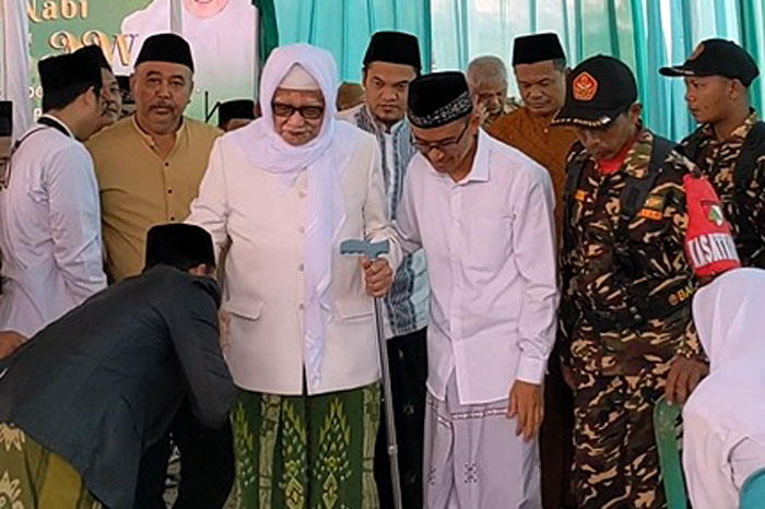 H Makhrus Sholeh SH (depan, baju putih kopyah hitam) menunjukkan rasa hormat yang tinggi pada guru