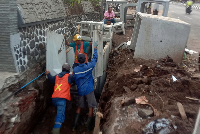 Pemasangan box culvert di Jalan Panglima Sudirman Kota Batu. Diharapkan, peningkatan saluran air bisa mengurangi risiko banjir perkotaan