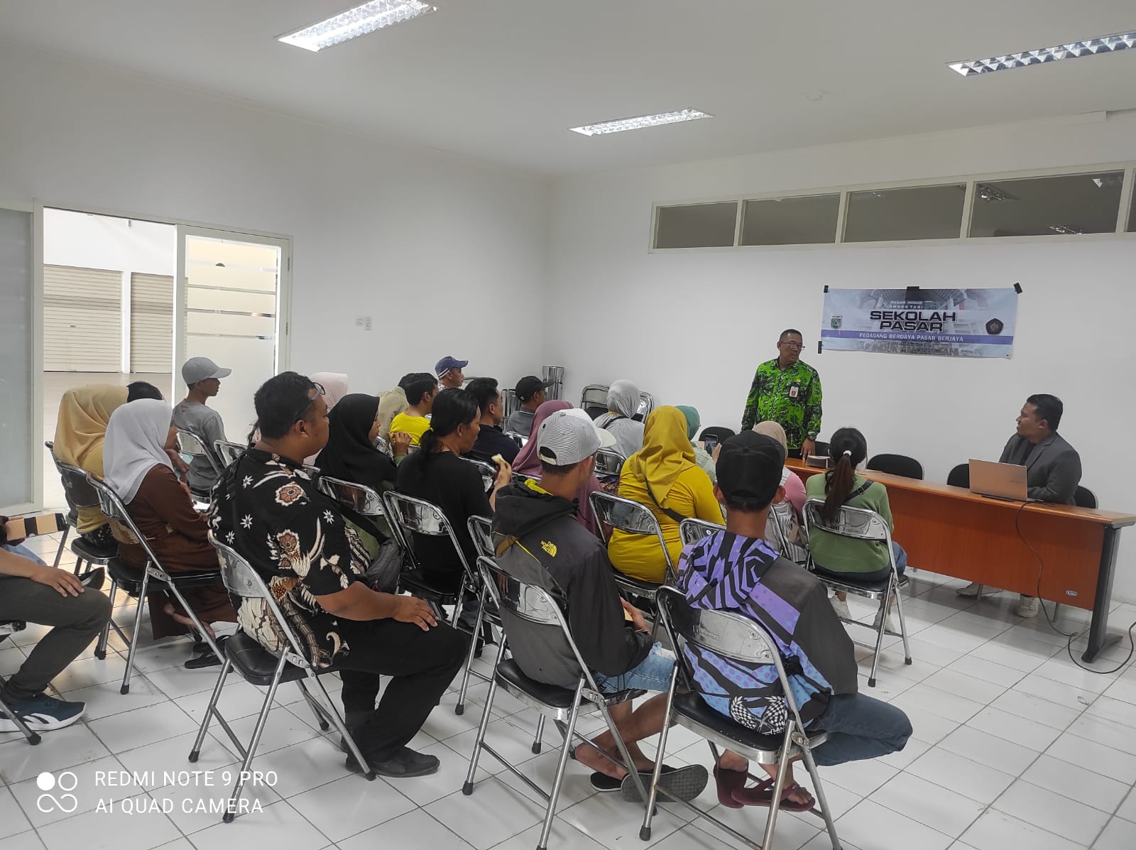 SEKOLAH PASAR: Diskoperindag Kota Batu bersama tim pengabdian dari Fakultas Hukum Universitas Brawijaya memberikan materi kepada para pedagang Pasar Induk Kota Batu.