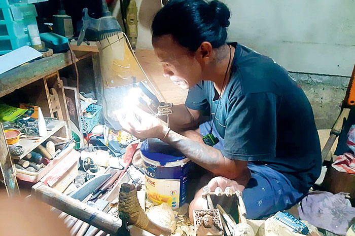 KREATIF: Muhammad Sugeng memegang piagam penghargaan dari MURI yang diterima pada 28 September lalu.