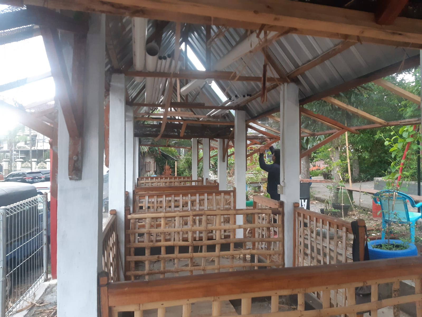 SEDOT WISATAWAN: Pekerja menuntaskan enam gazebo yang nantinya disediakan untuk para pelaku UMKM