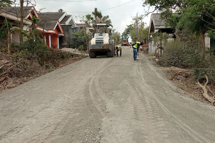 DILEBARKAN DUA METER: Pekerja melakukan pengaspalan di Desa Sumberoto, Kecamatan Donomulyo, Kamis lalu (9/11).