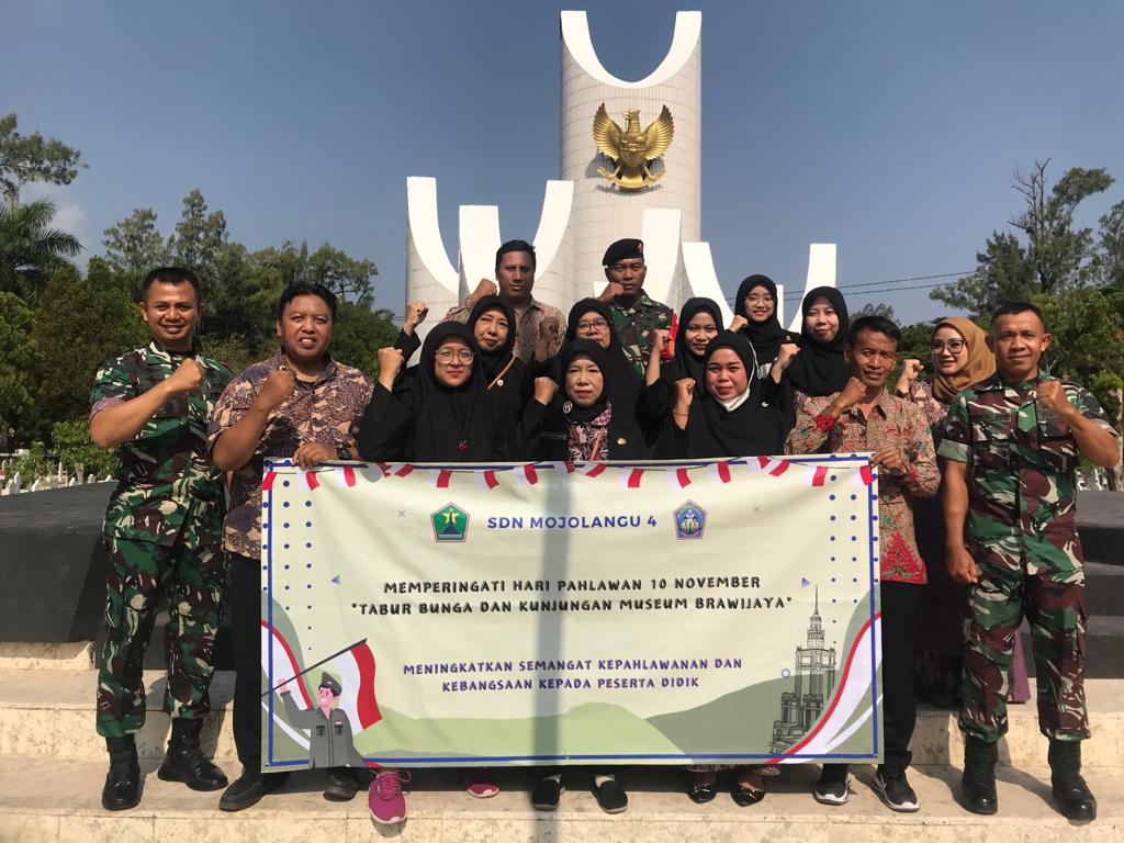 BERI CONTOH : Seluruh guru SDN Mojolangu 4, mendampingi siswa ke Taman Makam ahlawan,&nbsp;Kamis&nbsp;(9/11).