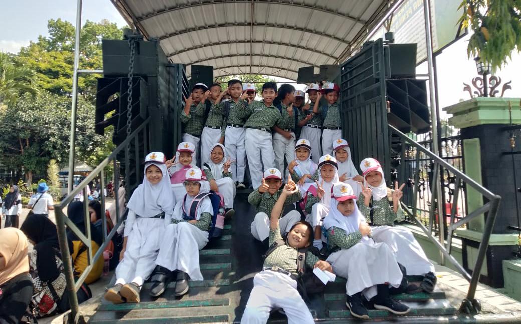 BAHAGIA : Siswa siswi kelas 1 sampai 6 SDN Mojolangu 4, berfoto di salah satu koleksi Museum&nbsp;Brawijaya.