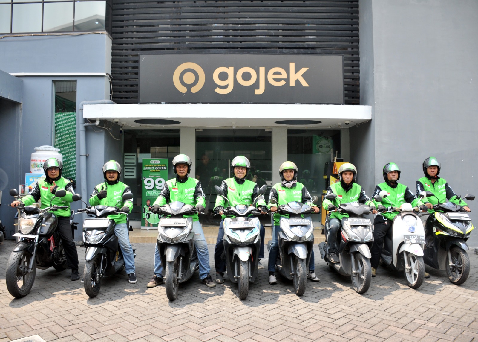 Secara bertahap, mitra akan bisa memperoleh jaket baru dengan identitas ekosistem GoTo di berbagai lokasi seperti kantor operasional&nbsp;di&nbsp;setiap&nbsp;kota.