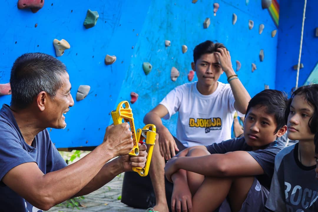 TEKNIK MEMANJAT: Beberapa anggota IMS Malang mendengarkan teori yang disampaikan pelatihnya.