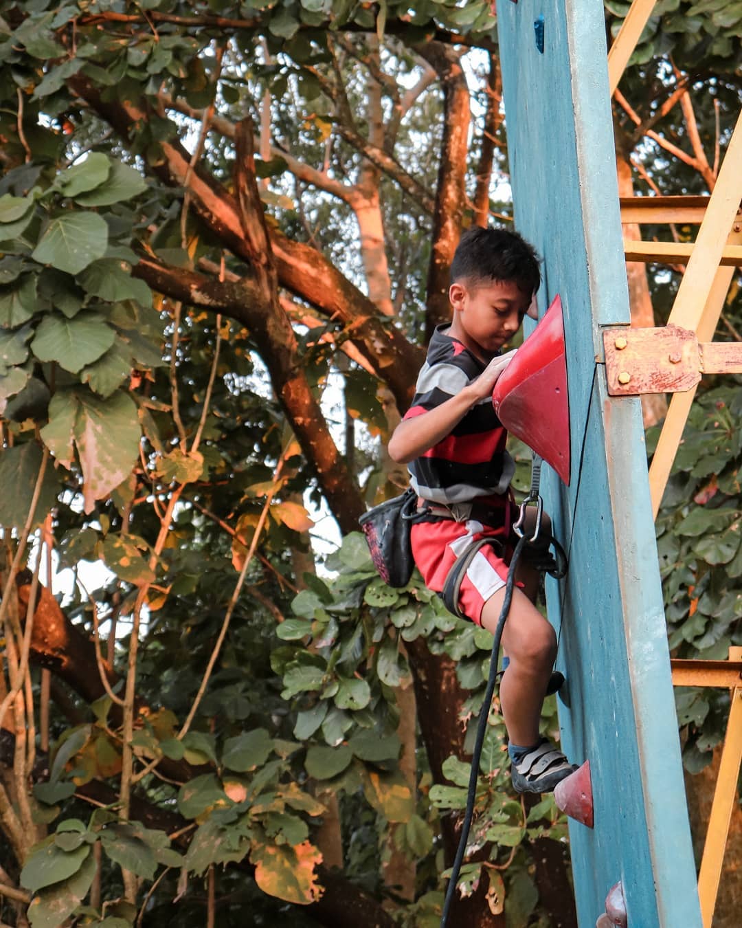 BERSEMANGAT: Seorang atlet panjat tebing berlatih menaiki wall climbing.