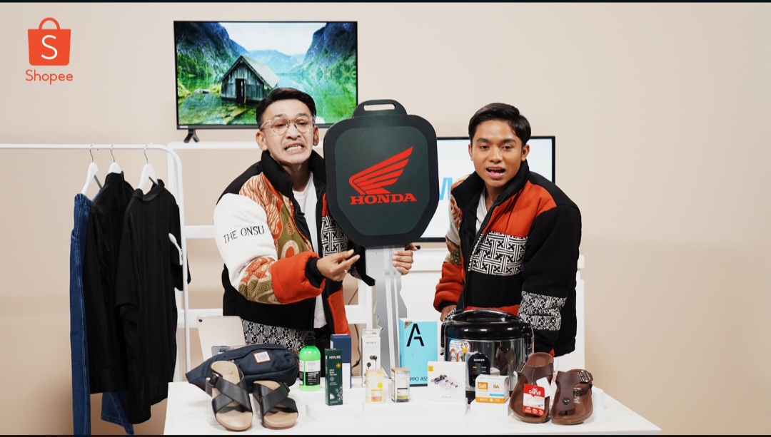 Kemeriahan Big Flash Sale 11RB Mobil Bersama Ruben Onsu. Empat orang berhasil memenangkan hadiah grand prize mobil Big Flash Sale yang dihubungi langsung melalui Shopee Live