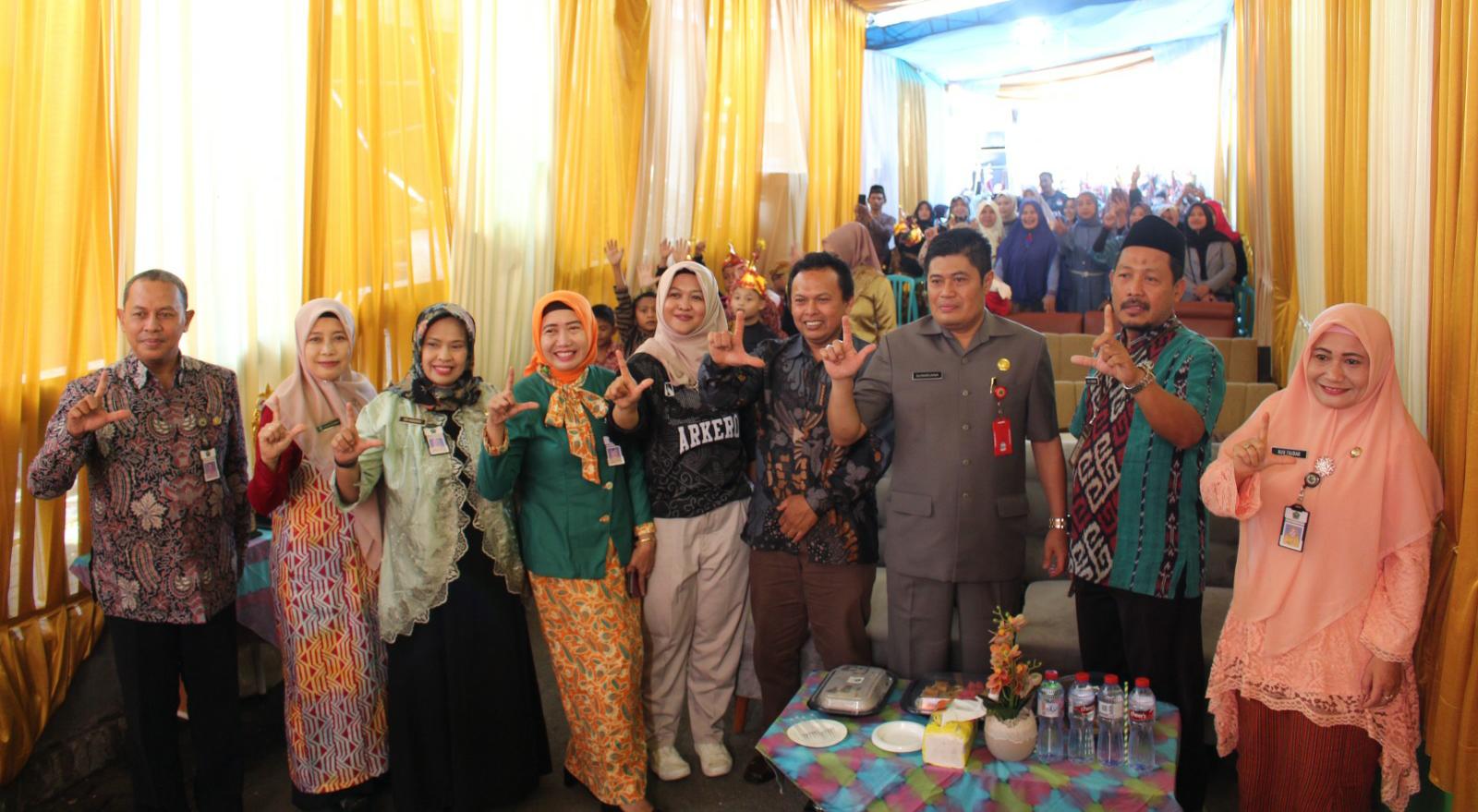 DUKUNG LITERASI : Kepala Disdikbud Kota Malang Suwarjana SE MM (dua dari kanan) bersama tamu undangan saat peringatan bulan bahasa di SDN Tulusrejo 2 pada Kamis lalu (9/11).