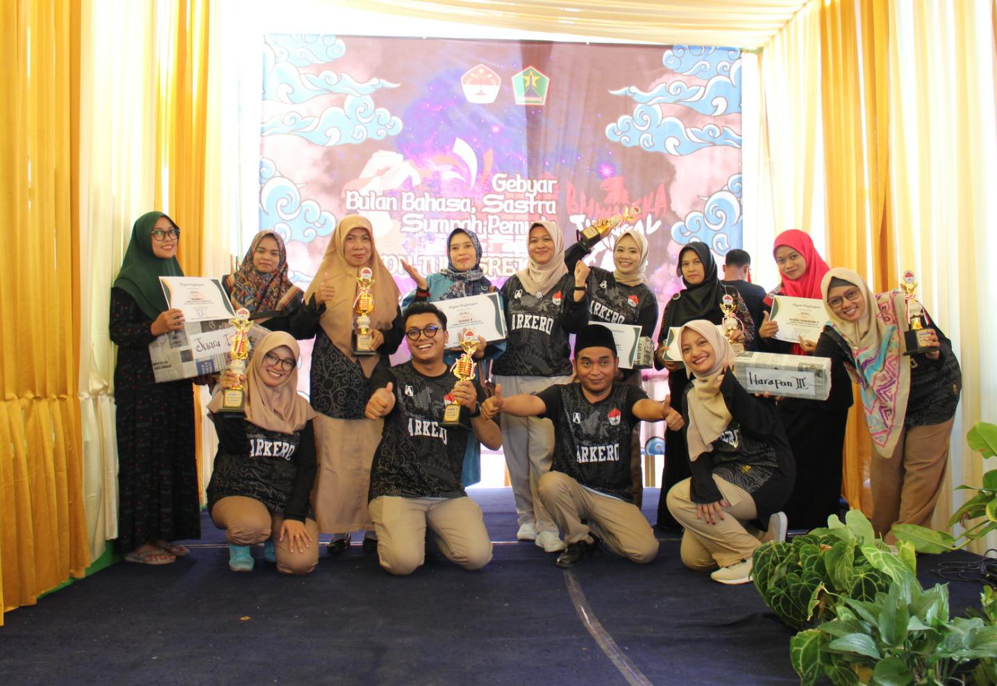 KOMPAK : Kebersamaan Kepala Sekolah Nofita Putranti Kristianingsih SPd MPd, bersama para guru yang menjadi pemenang lomba pengelolaan kelas pada Oktober lalu.