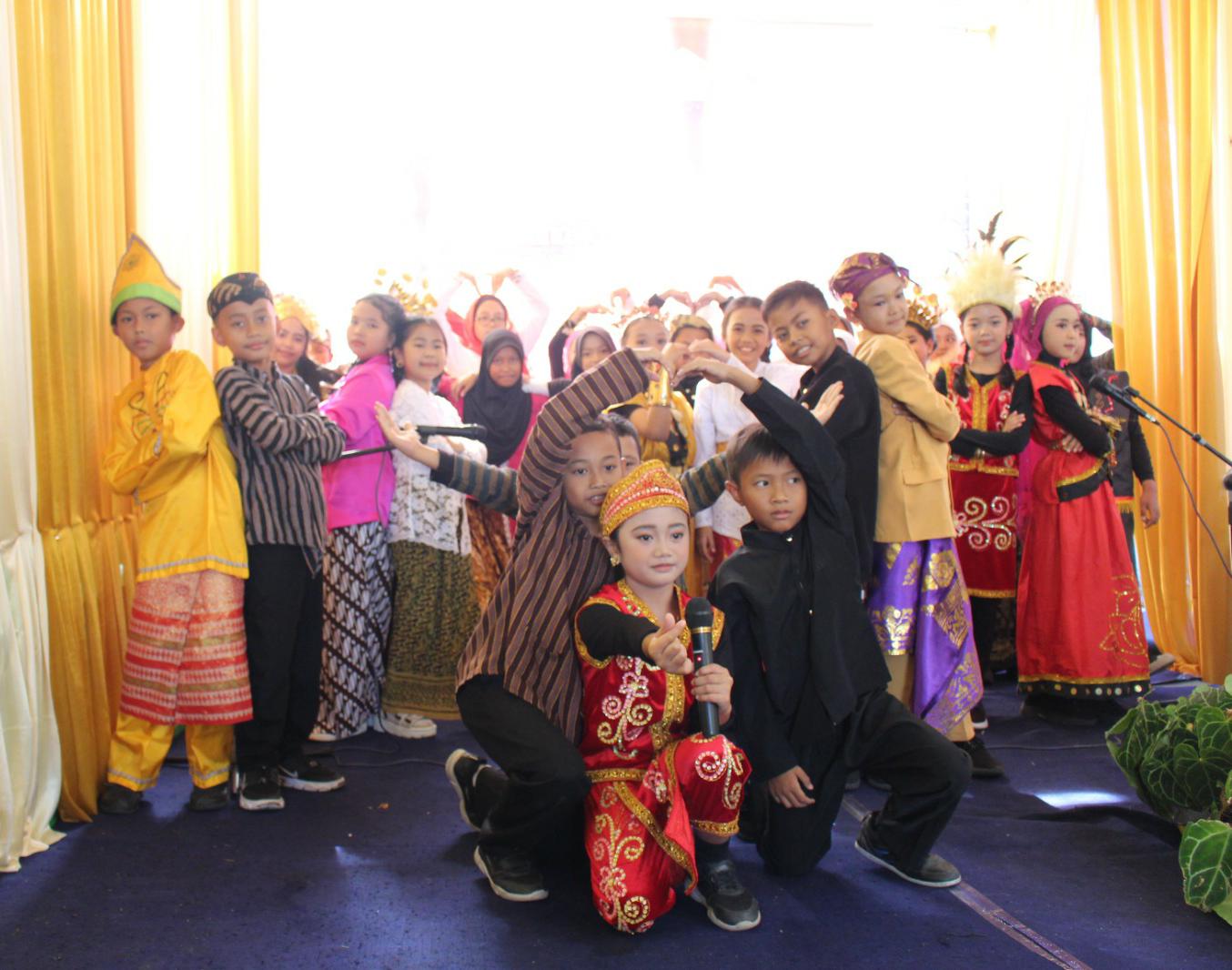 KREATIF : Siswa siswi SDN Tulusrejo 2 unjuk gigi di depan para tamu undangan saat peringatan bulan bahasa di sekolah.