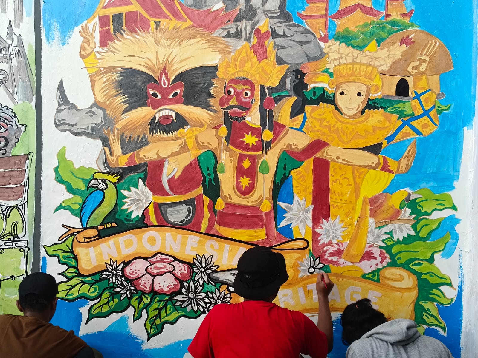 Para seniman mengikuti lomba mural dalam rangka HUT Ke-6 Whiz Hotel Basui Rahmat Malang pada Sabtu (11/11).