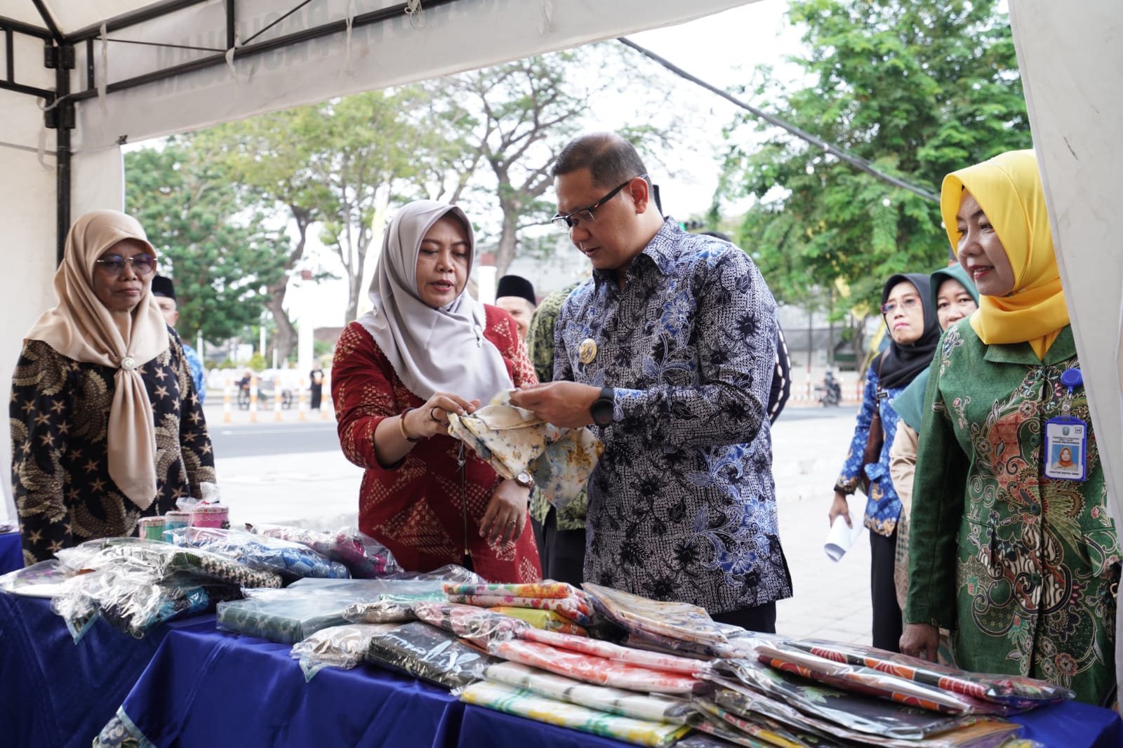 PRODUK LOKAL: Pj Wali Kota Batu Aries Agung Paewai meninjau stan UMKM milik warga Kota Batu dalam pemeran di Bakorwil Malang beberapa waktu lalu.