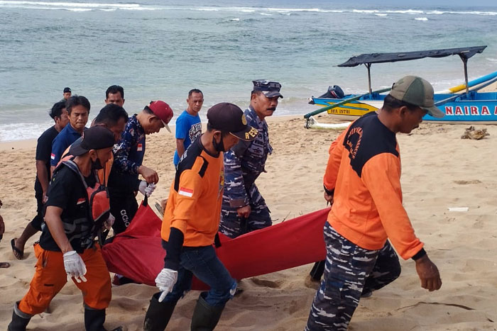 Tim Pencari mengevakuasi jenazah Eko Wahyudi dari Pantai Ngliyep kemarin pagi (12/11). Pencari hewan laut itu terseret ombak besar pada Minggu dini hari, sekitar pukul 00.30.