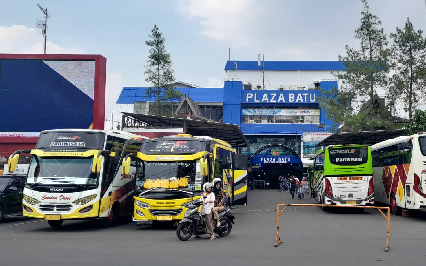 SASARAN PENGAMEN: Sejumlah bus pariwisata yang parkir di depan  Plaza Batu  kerap didatangi pengamen.